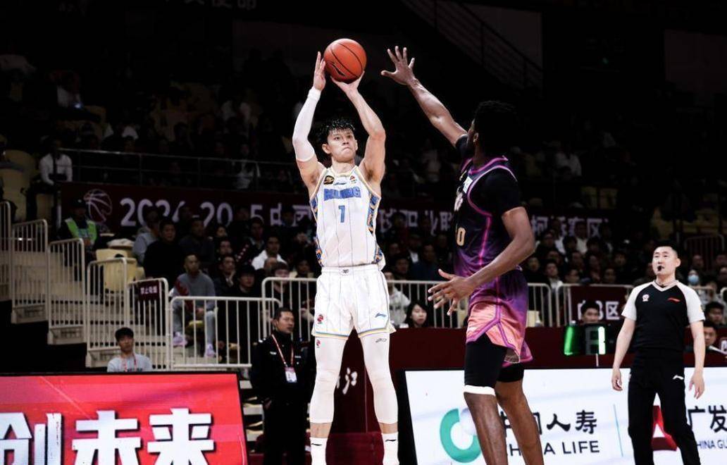 包含周琦31分曾凡博28+10首钢大胜福建广东胜广州的词条