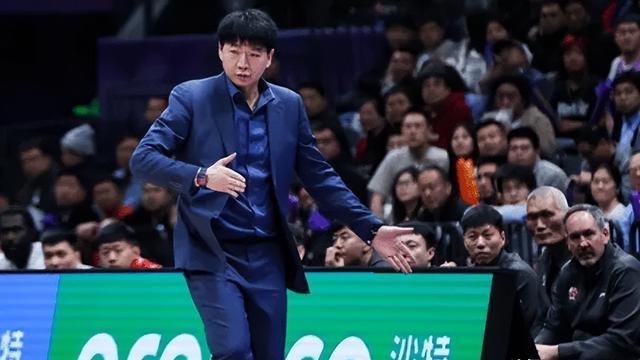 邱彪安排年轻队员晚上加练投篮教练组要一起参加(重生之冠军教练)