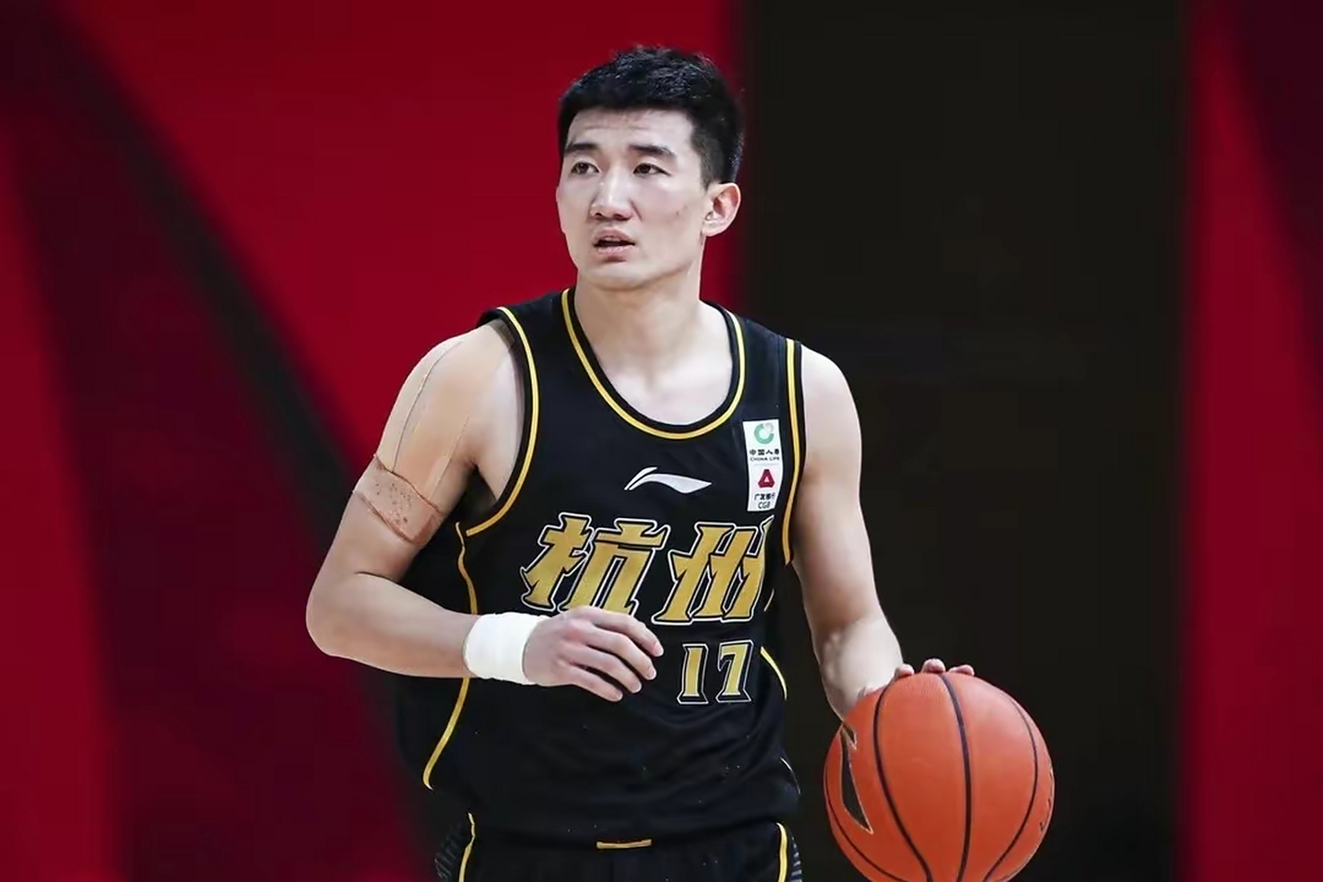 来了！挤走张皓嘉！广东男篮正式补强锋线三号位(广东男篮补强内线最近消息)