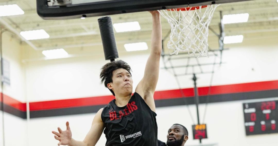 亚洲篮球界新秀崭露头角，引发球迷热议(亚洲篮球nba)